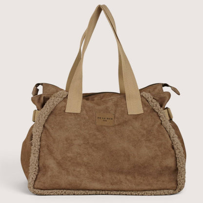 Große De La Mur Noce Tasche in Taupe mit beigem Teddyfell, langen Schulterhenkeln und breitem Boden