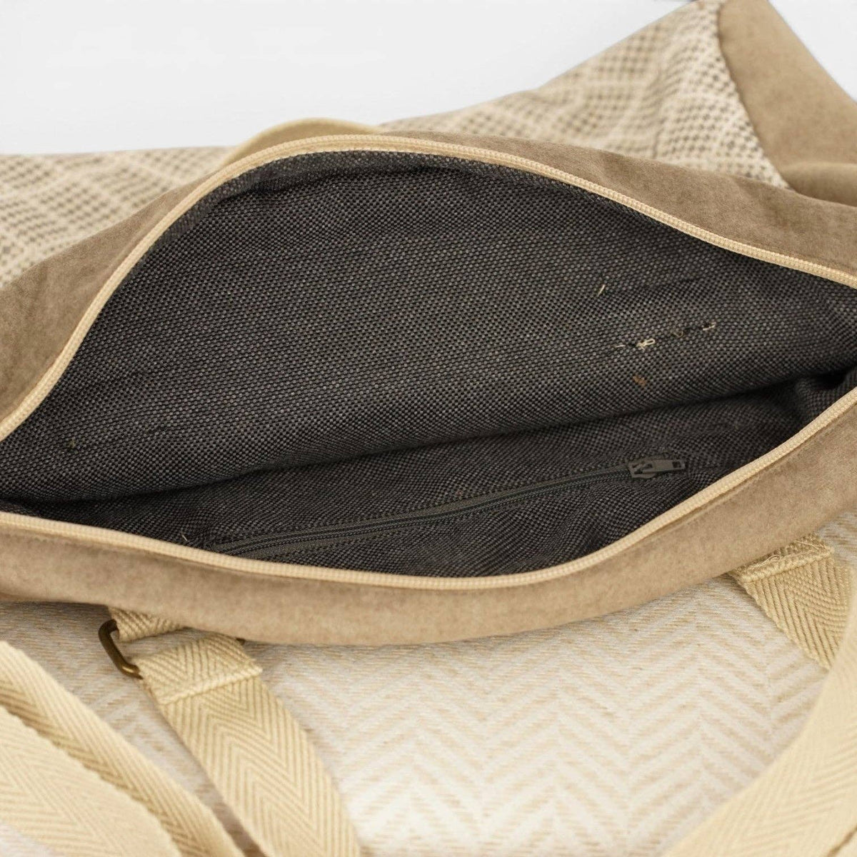 Mittelgroße De La Mur Pant Umhängetasche aus grau-beigem Jacquard