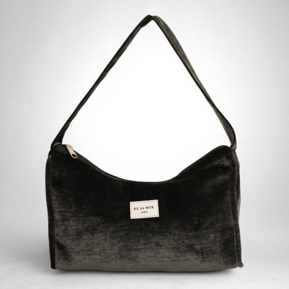 De La Mur Party-Schultertasche aus glänzendem schwarzem Samt
