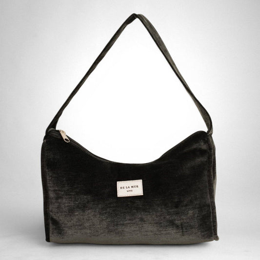 De La Mur Party-Schultertasche aus glänzendem schwarzem Samt

