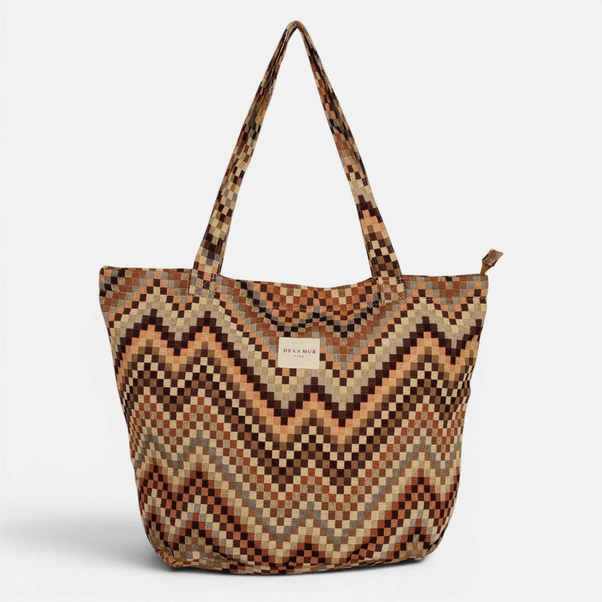 Großer De La Mur Pier Shopper mit geometrischem Zickzackmuster in Braun und Beige, Schulterhenkeln und Reißverschluss.