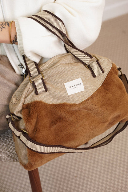 Mittelgroße De La Mur Pile Schultertasche aus braunem Plüsch