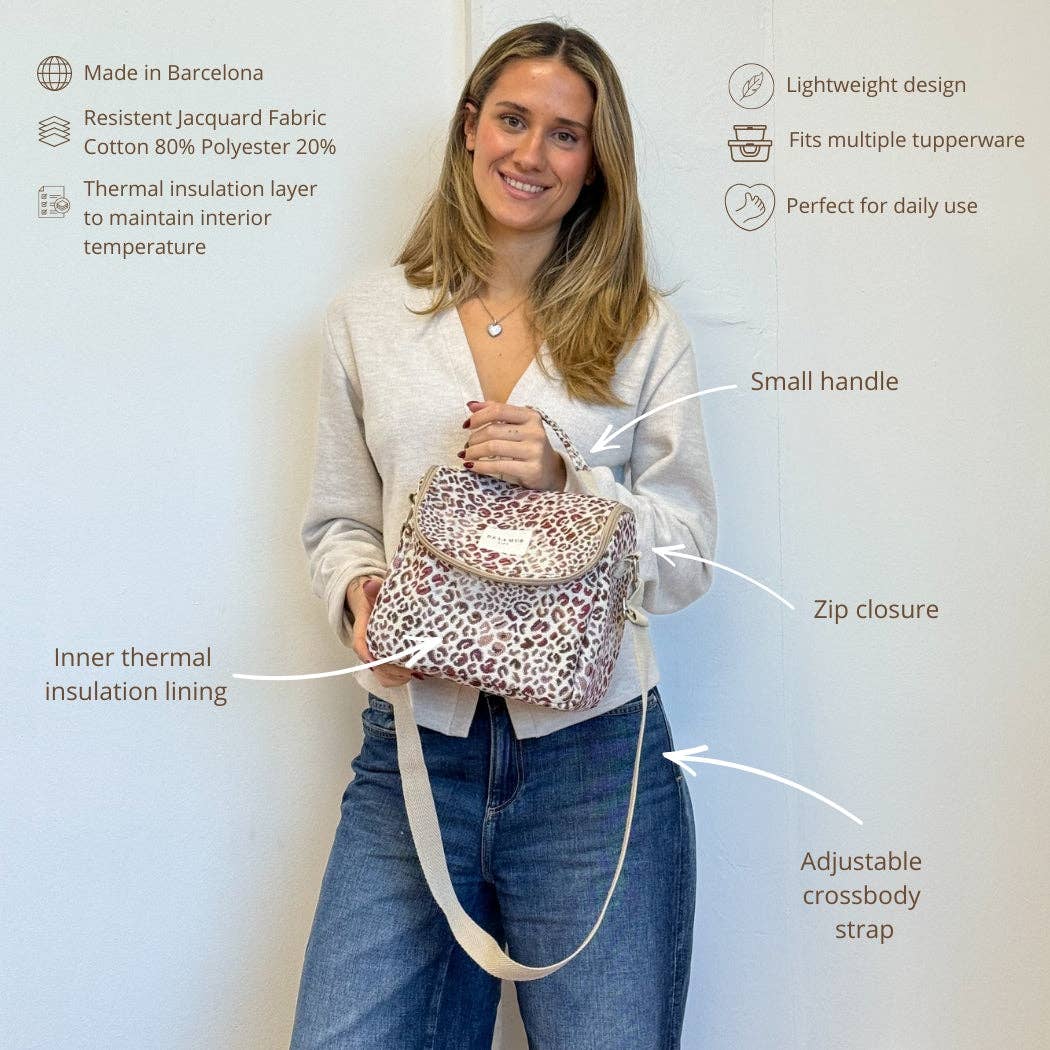 Frau trägt die isolierte Lunchtasche Talco von De La Mur mit rosa-lilafarbenem Leopardenmuster.