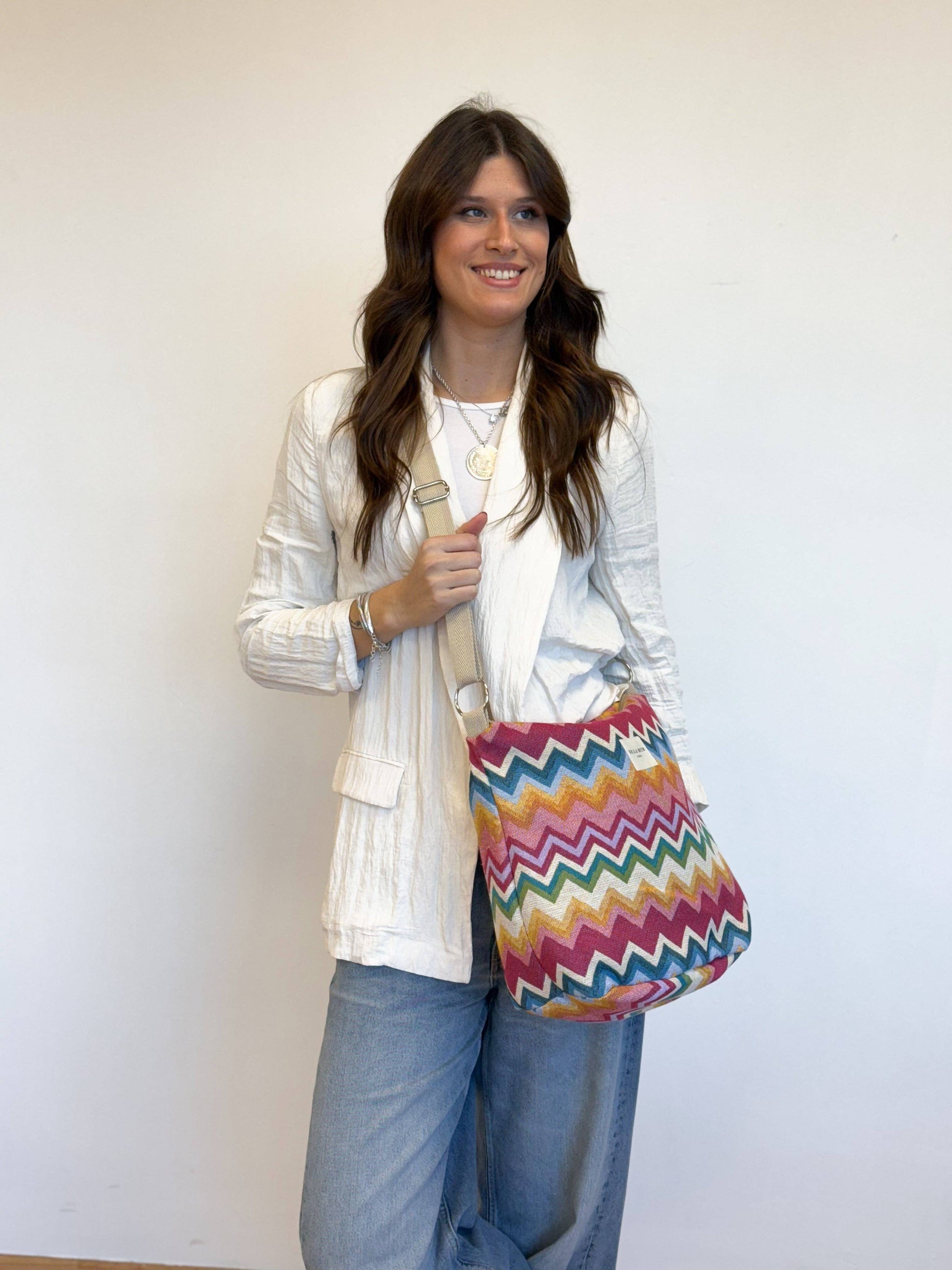 De La Mur Mera Beuteltasche mit farbenfrohem Zackendesign