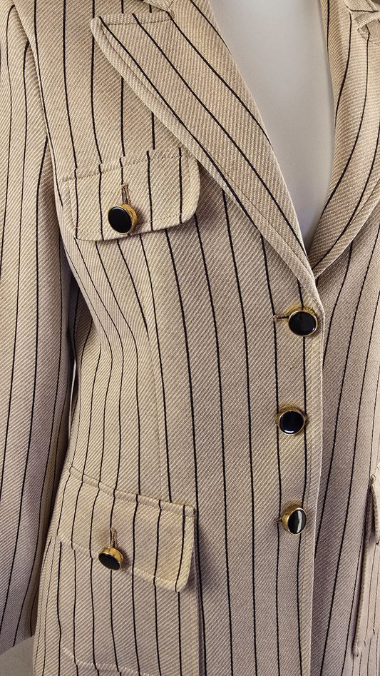 Eleganter Nadelstreifblazer von Eleonora Amadei in Beige mit schwarzen Streifen, vorne fotografiert – kombinierbar mit passender Hose oder Kleid.