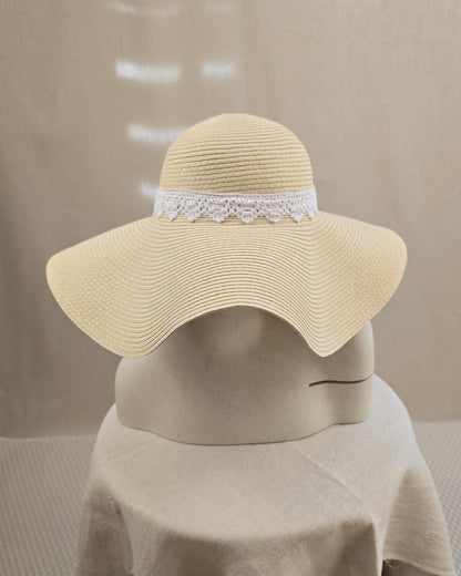 Naturfarbener Sonnenhut von La Cotonnière in Seitenansicht – mit Banddetail und strukturierter Krempe