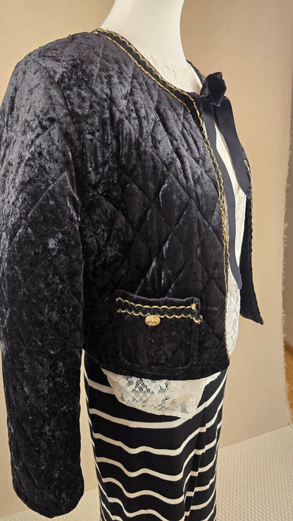 Vintage-Jacke aus strukturiertem Material in warmem Beige – seitliche Ansicht mit betonten Nähten und lässiger Passform. Kombiniert mit Feinstrick-Zweiteiler.