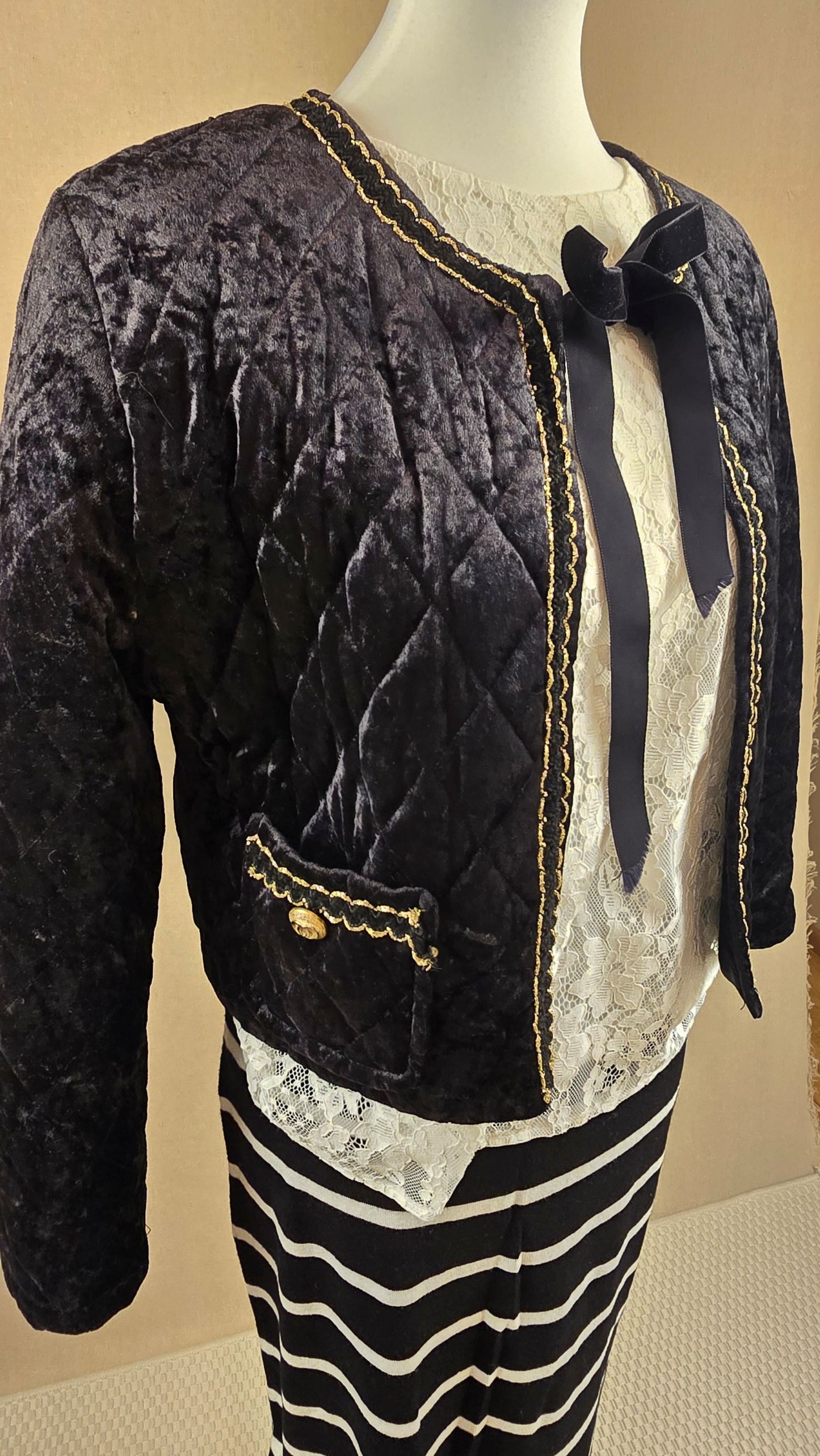 Vintage-Jacke aus strukturiertem Material in warmem Beige – seitliche Ansicht mit betonten Nähten und lässiger Passform. Kombiniert mit Feinstrick-Zweiteiler.