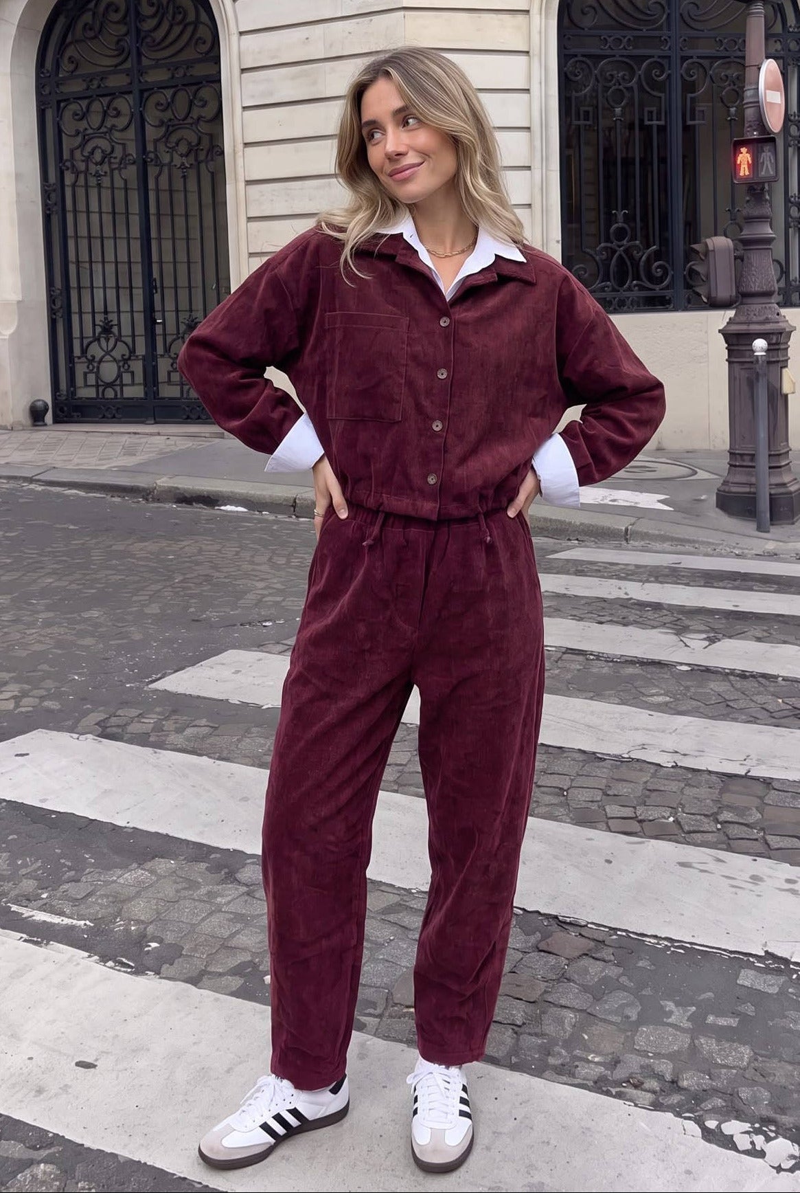 Kurze Cordjacke mit Tunnelzug von INCERTAINES in Bordeaux, kombiniert mit passender Cordhose
