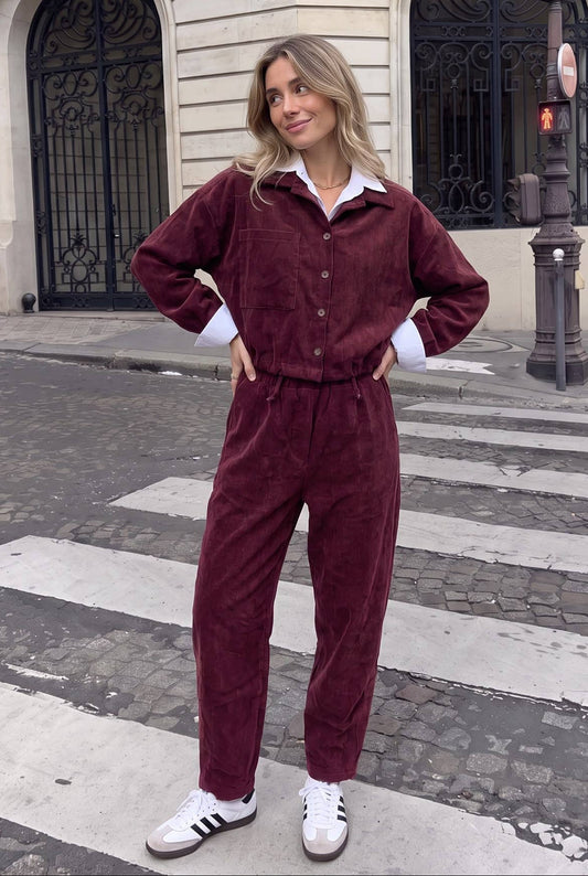 Kurze Cordjacke mit Tunnelzug von INCERTAINES in Bordeaux, kombiniert mit passender Cordhose
