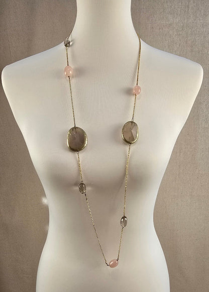 Lange Halskette mit Rosenquarz und Rauchquarz auf Schneiderpuppe – zarte Natursteine in Rosé- und Rauchgrau-Tönen auf goldfarbener Kette