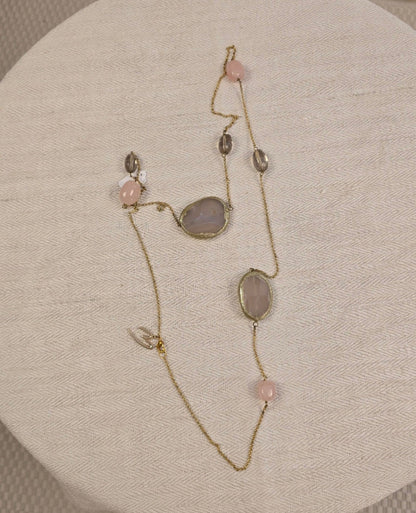 Lange Halskette mit Rosenquarz, Rauchquarz und großen Natursteinen – dekorativ arrangiert auf naturfarbenem Leinentuch, ideal für Boho-Accessoires mit natürlichem Flair