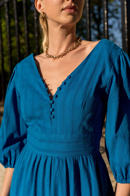 detail v-ausschnitt baumwollkleid mit knöpf