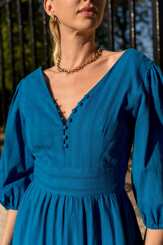 detail v-ausschnitt baumwollkleid mit knöpf