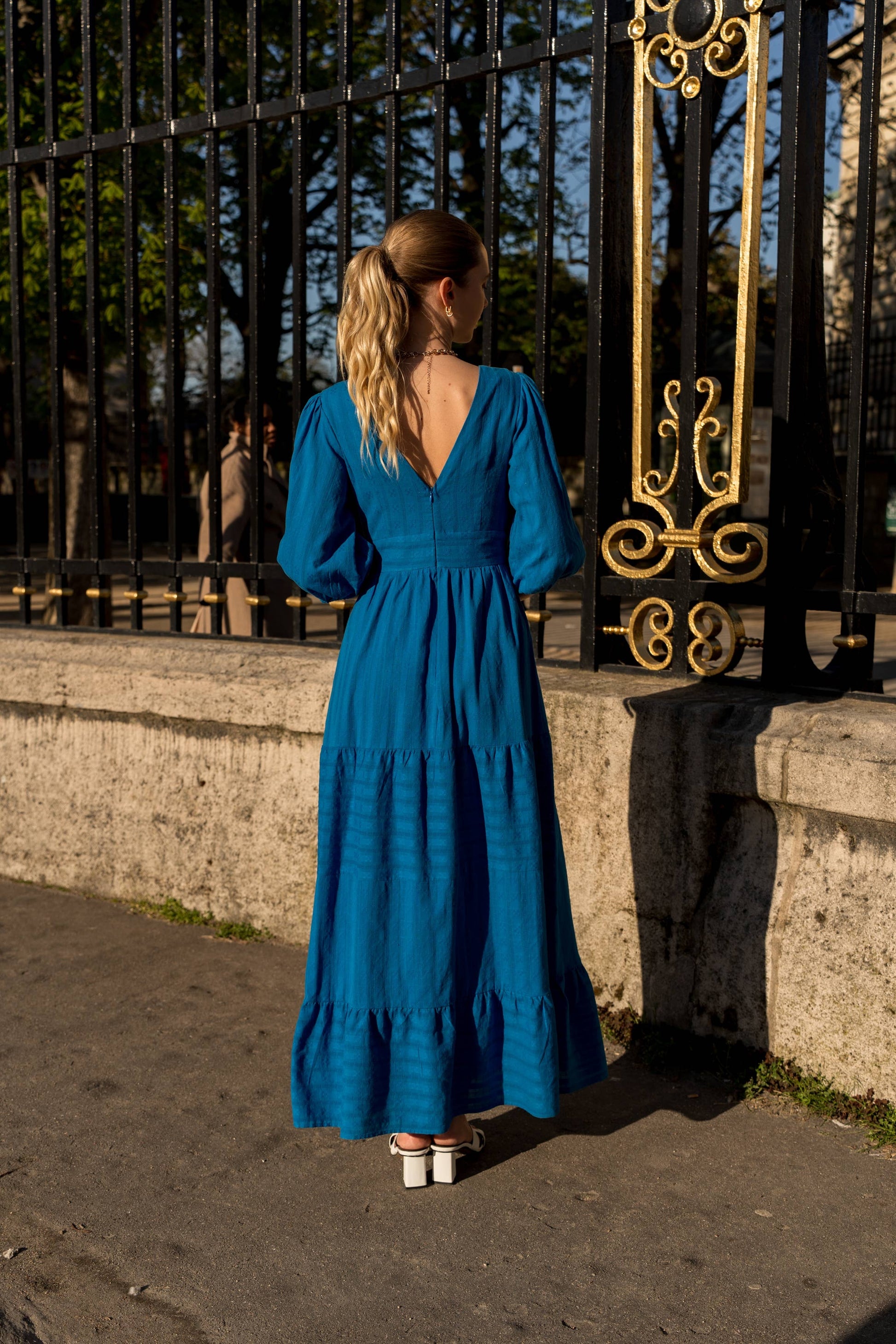 langes baumwollkleid mit lochstickerei rückenansicht