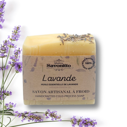 Kaltverseifte Lavendelseife Lavande von Maître Savonitto mit echten Lavendelblüten