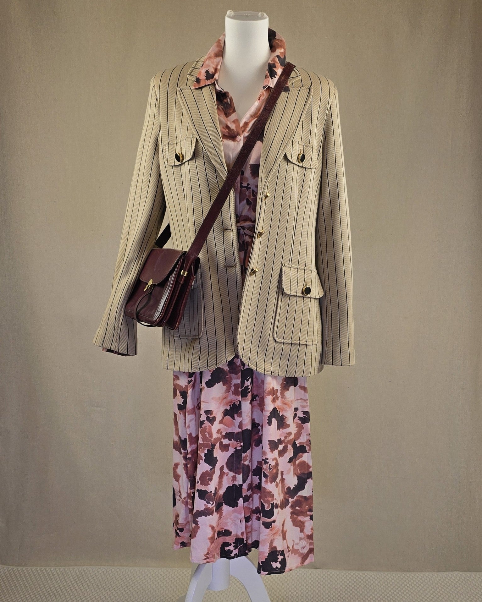 Look der Woche mit gestreiftem Blazer von Eleonora Amadei, roséfarbenem Kleid von Cream und einer bordeauxfarbenen Vintage-Ledertasche von Aigner.