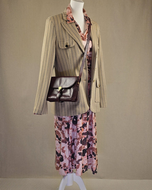 Look der Woche mit gestreiftem Blazer von Eleonora Amadei, roséfarbenem Kleid von Cream und einer bordeauxfarbenen Vintage-Ledertasche von Aigner.