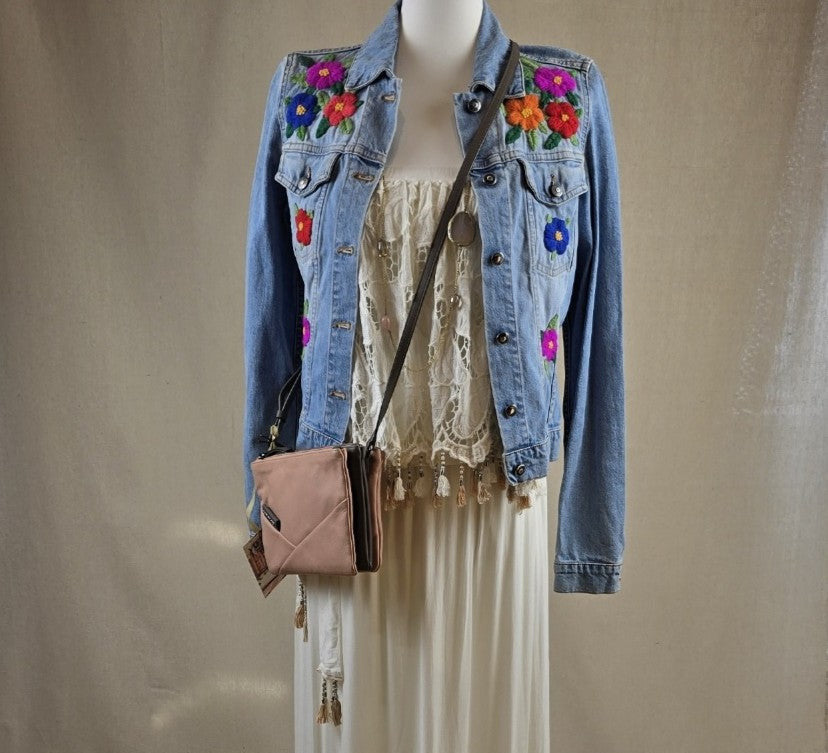 Sonnenhut von La Cotonnière frontal – kombiniert mit Boho-Kleid, Vintage-Jeansjacke & Tasche im Look der Woche