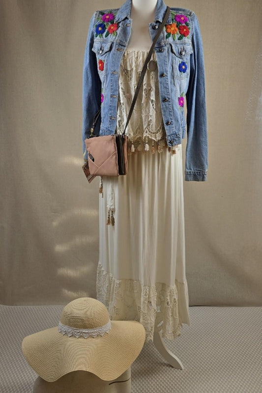 Kompletter Look der Woche mit cremefarbenem Boho-Kleid von Laurie & Joe, bestickter Jeansjacke von Hugo Boss, Strohhut von La Cotonnière und Tasche von Mandarina Duck – sommerlich kombiniert.

