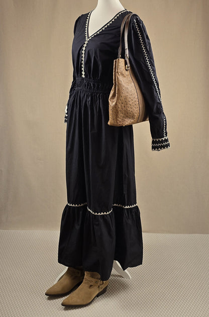 Schwarzes Boho-Kleid mit cremefarbener Stickerei, kombiniert mit Western-Boots und Vintage-Tasche – Look der Woche bei Mediterrana