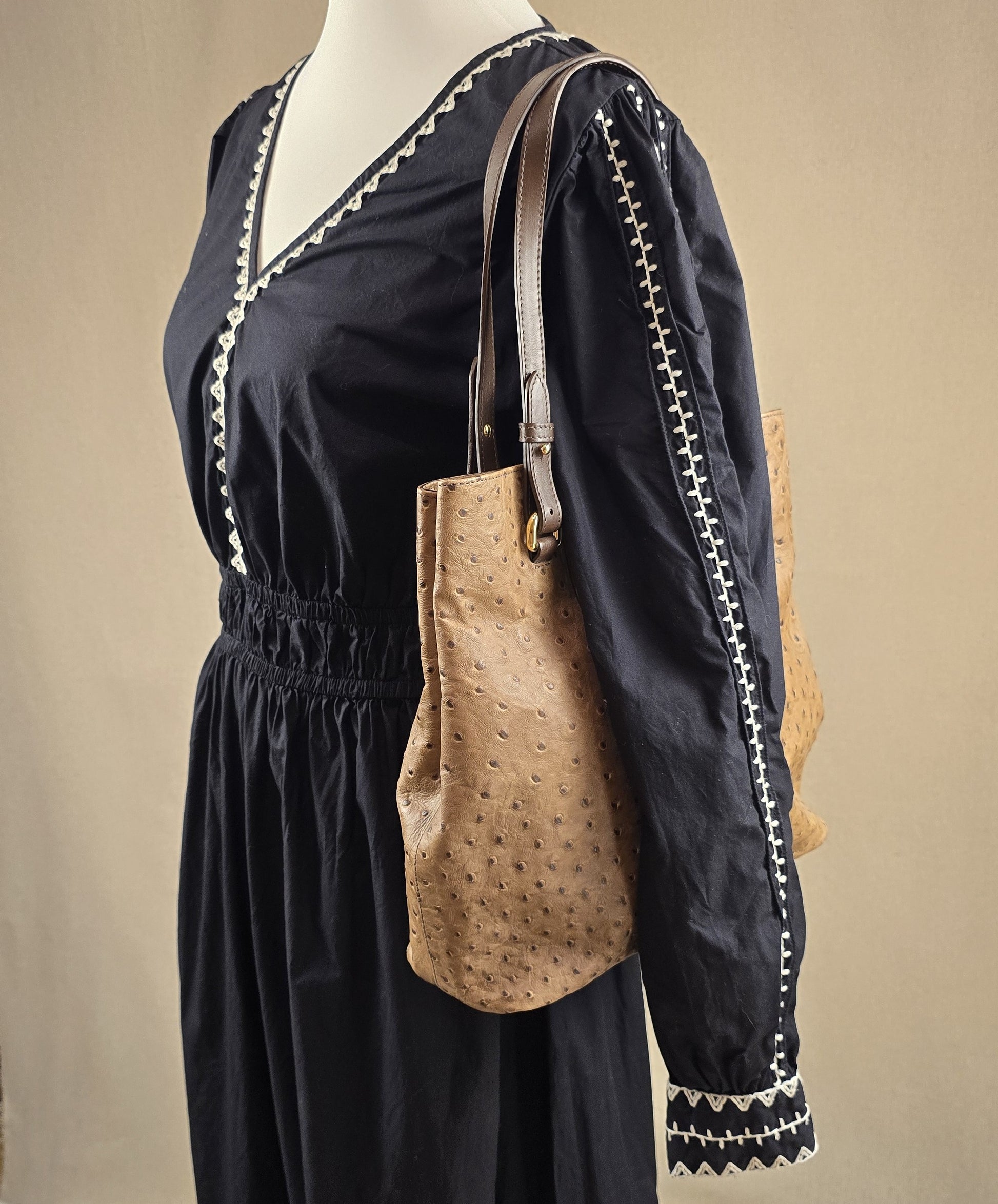 Schwarzes Boho-Kleid mit cremefarbener Stickerei, kombiniert mit Western-Boots und Vintage-Tasche – Look der Woche bei Mediterrana
