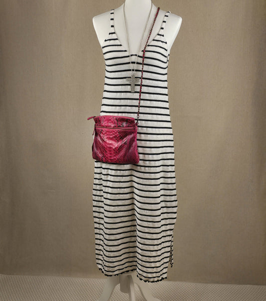Komplettlook mit Jady Knitdress in Schwarz-Weiß, kombiniert mit pinker Crossbody-Tasche in Python-Optik und bunter Kreuzkette – Look der Woche bei Mediterrana