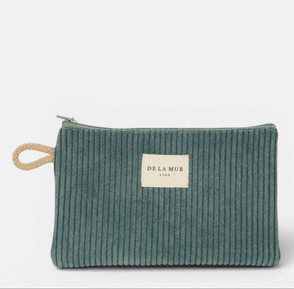 Mini-Kosmetiktasche Jade von De La Mur aus blaugrünem Cord mit beigefarbener Seitenschlaufe
