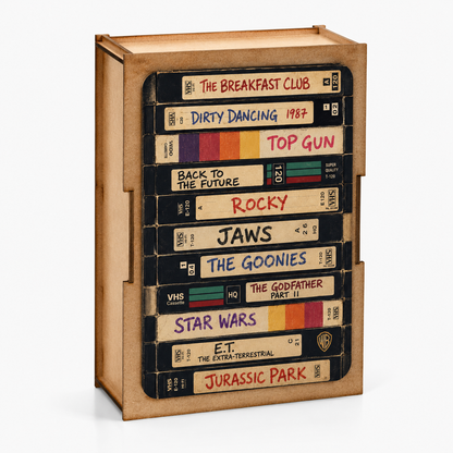 Bywood Mini-Holzpuzzle mit einer Sammlung nostalgischer VHS-Filmkassetten in einer gravierten Holzbox