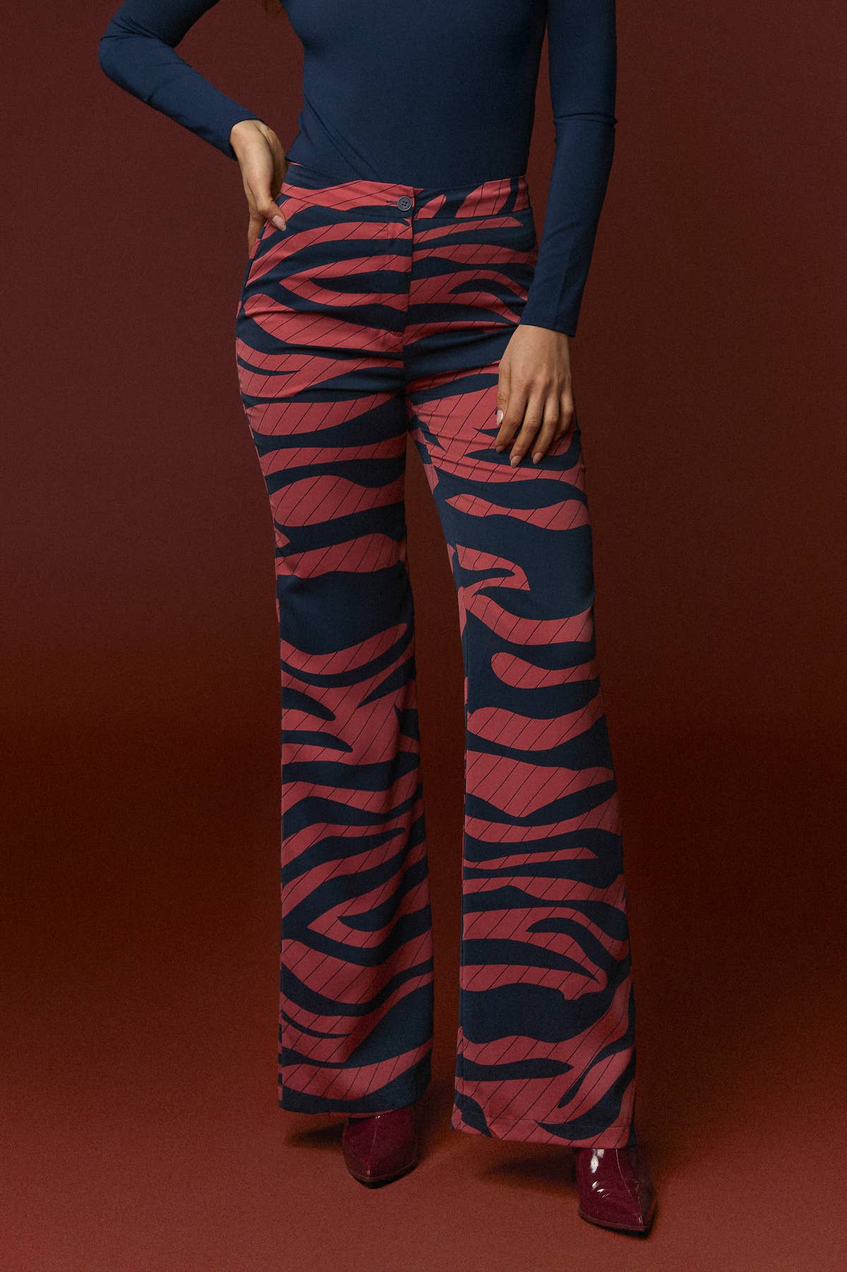 Zebra-Schlaghose von Minueto in Pink und Dunkelblau mit ausgestelltem Bein
