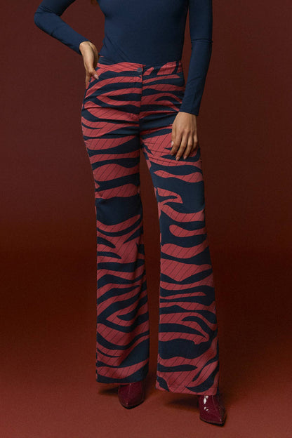 Zebra-Schlaghose von Minueto in Pink und Dunkelblau mit ausgestelltem Bein
