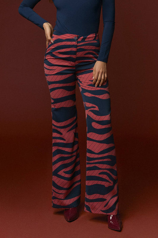Zebra-Schlaghose von Minueto in Pink und Dunkelblau mit ausgestelltem Bein
