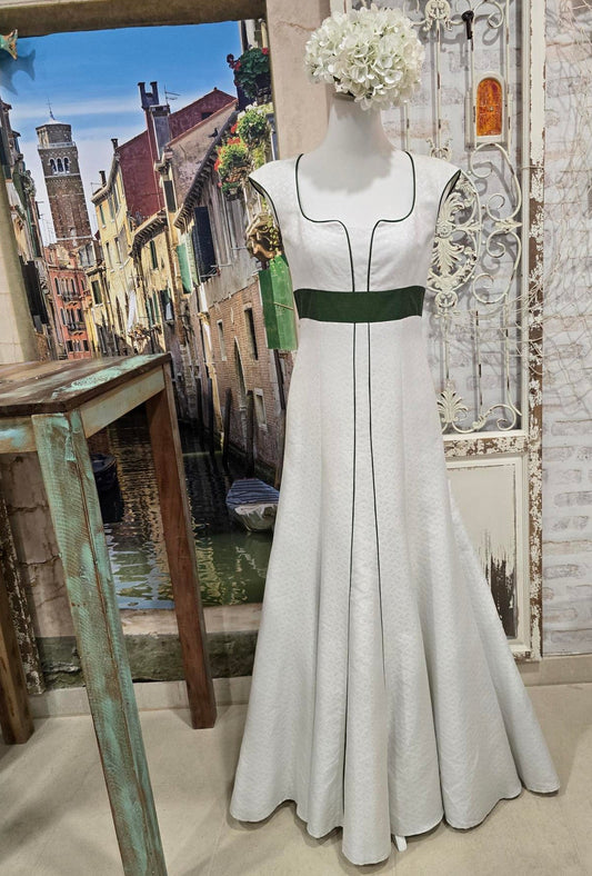 Mothwurf Vintage-Brautkleid in Elfenbein mit grünem Taillenband – elegante A-Linie mit feiner Struktur.