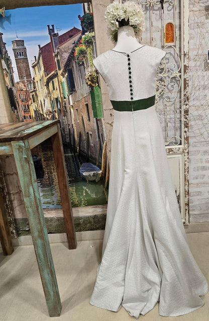 Rückansicht des Mothwurf Vintage-Brautkleids – bodenlanger Schnitt mit kleiner Schleppe.