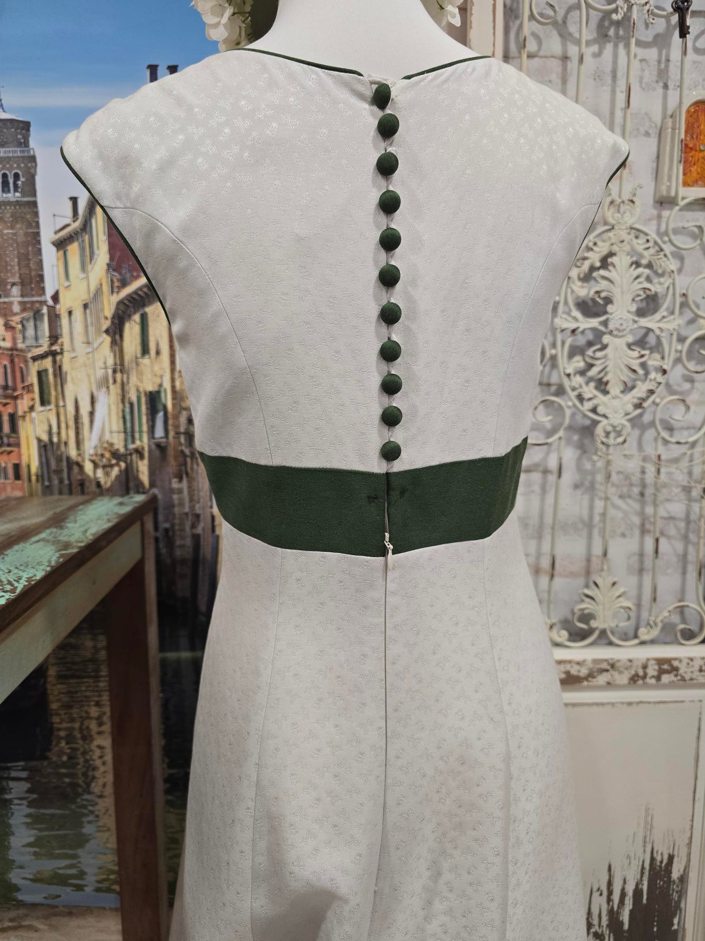 Detailansicht der Taille – breites grünes Band betont die Silhouette des Brautkleids.