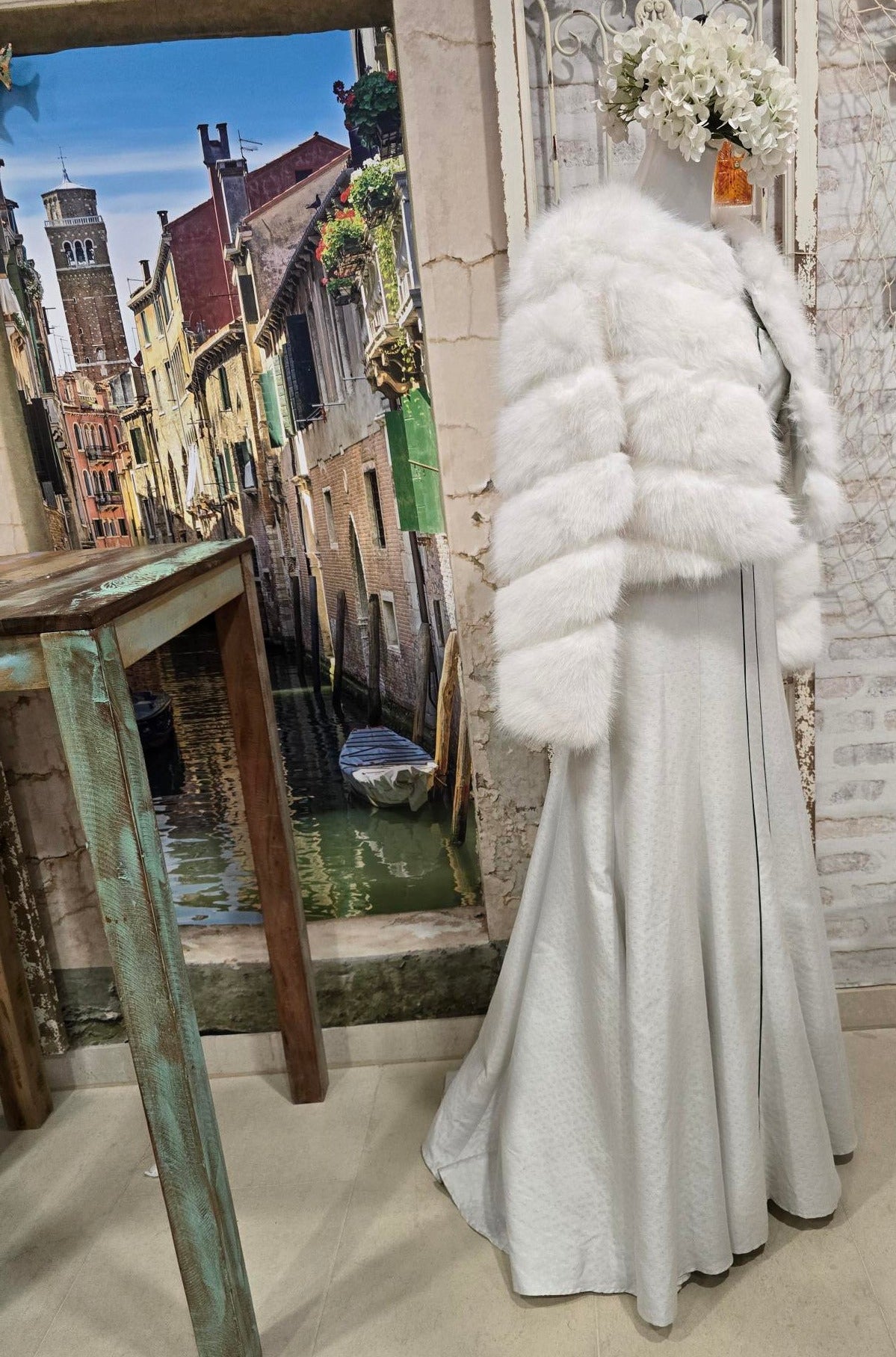 Seitenansicht des Brautkleids mit Kunstfelljacke – elegante Kombination für festliche Anlässe.