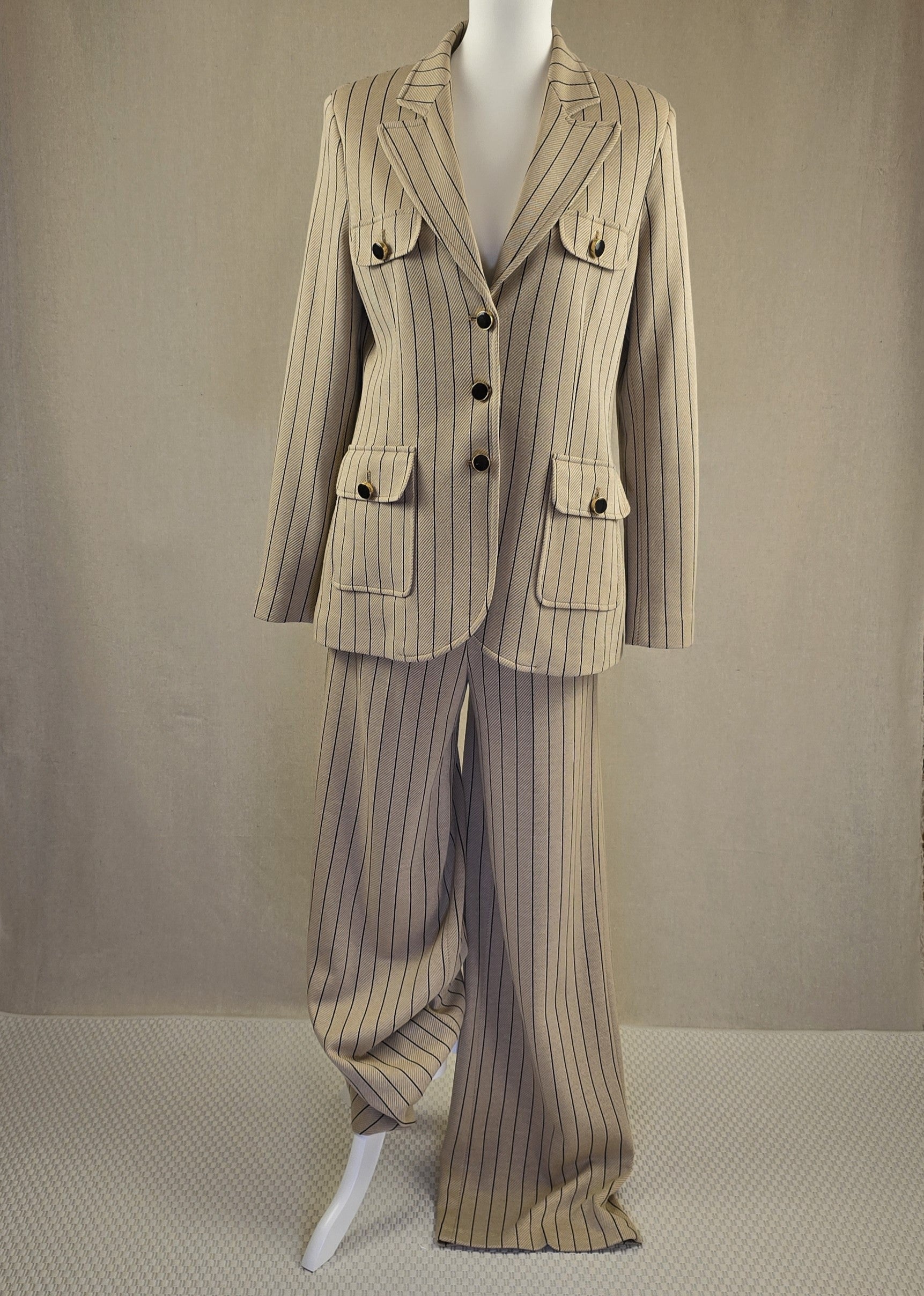 Eleganter Nadelstreifblazer von Eleonora Amadei in Beige mit schwarzen Streifen, vorne fotografiert – kombinierbar mit passender Hose oder Kleid.