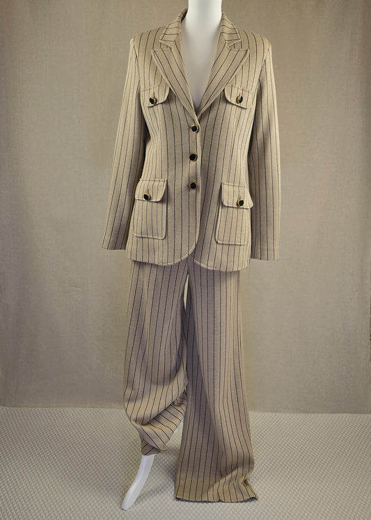 Eleganter Nadelstreifblazer von Eleonora Amadei in Beige mit schwarzen Streifen, vorne fotografiert – kombinierbar mit passender Hose oder Kleid.