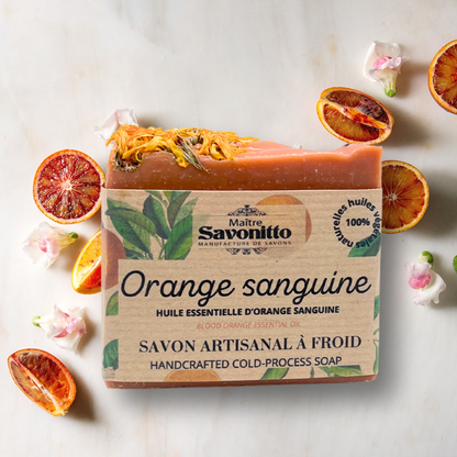 Kaltverseifte Seife Orange Sanguine von Maître Savonitto mit Blutorangenöl und Calendulablüten