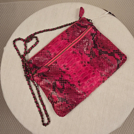 Vintage-Tasche „Pink Python“ von C’ivette mit pinker Snake-Prägung, goldfarbener Kette, liegend auf Leinentuch – fotografiert bei Mediterrana