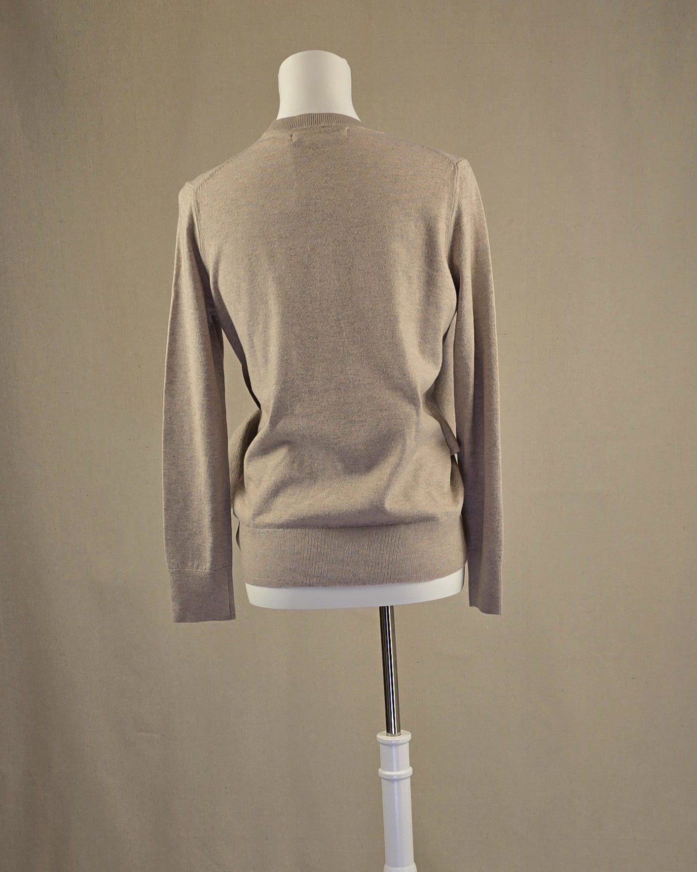 InWear Pullover in Beige mit Schleifendetail vorne – eleganter Strick für vielseitige Looks rückenansicht