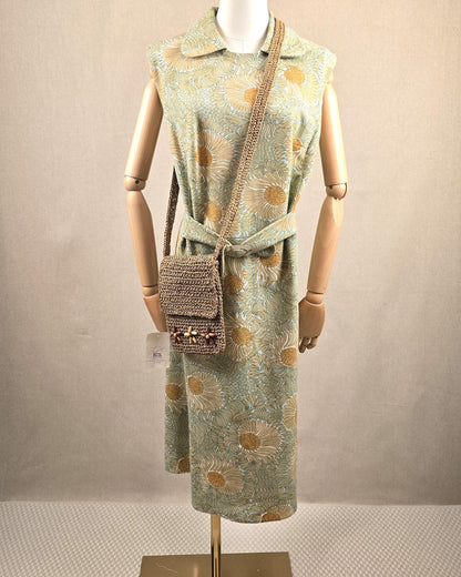 Vintage-Retrokleid aus Trevira 2000 mit floralem Muster, kombiniert mit Basttasche der H.T.B. Hutmanufaktur – Look der Woche bei Mediterrana