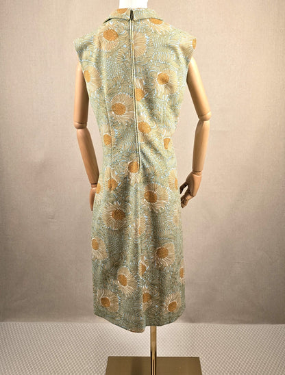 Rückansicht des Retro-Sommerkleids aus Trevira 2000 – Vintage-Einzelstück mit floralen Muster und Bindegürtel, fotografiert ohne Accessoires