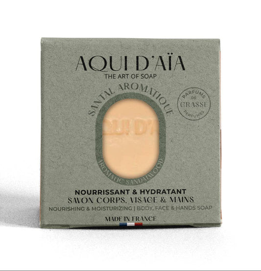 Santal Aromatique Duftseife mit Sandelholz von Aqui d’Aïa in grauer Kartonverpackung