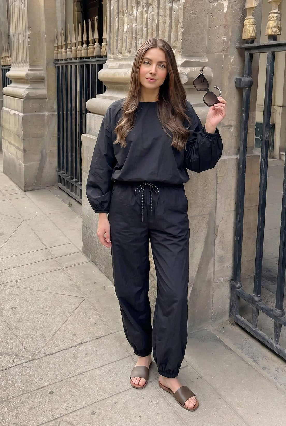 Schwarze Oversize-Bluse von INCERTAINES mit großer Schleife und geraffter Rückenpartie
