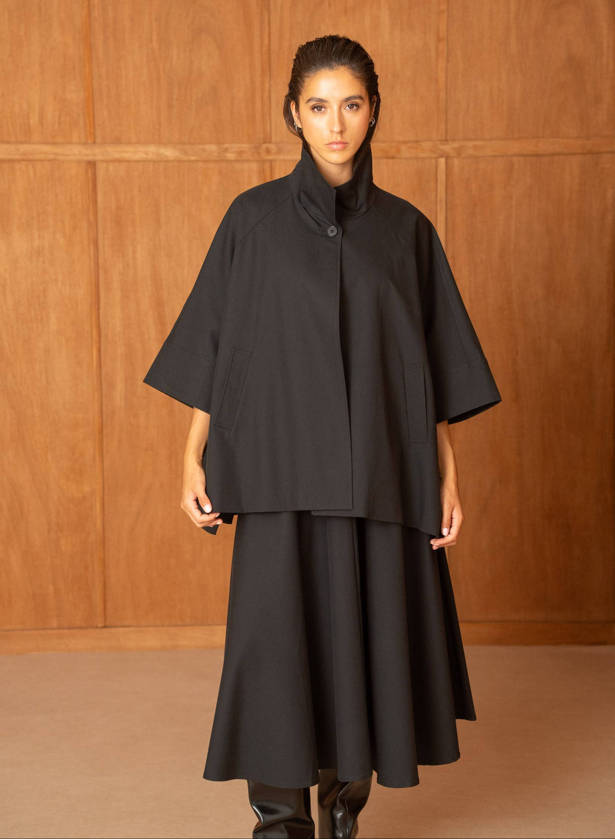 Schwarze Cape-Jacke mit Fledermausärmeln und weitem Reverskragen an einem Model getragen