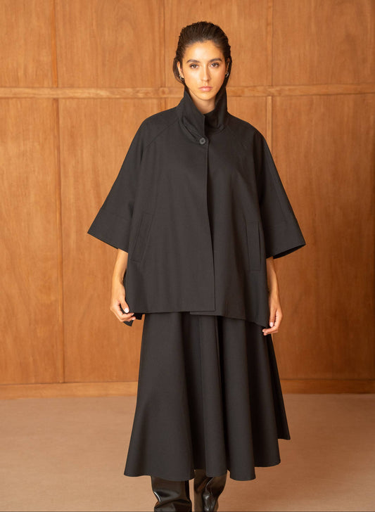 Schwarze Cape-Jacke mit Fledermausärmeln und weitem Reverskragen an einem Model getragen