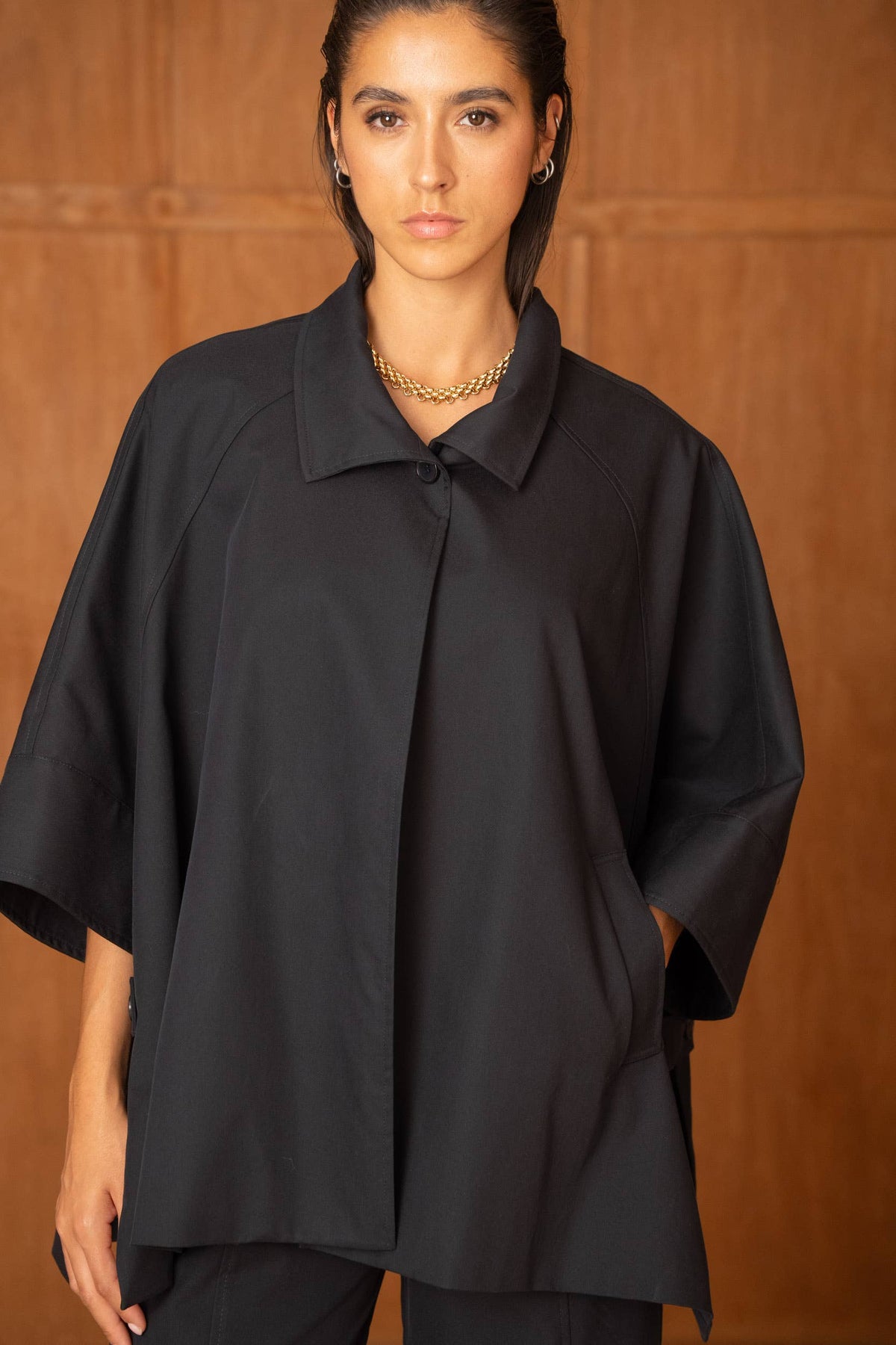 Schwarze Cape-Jacke mit Fledermausärmeln