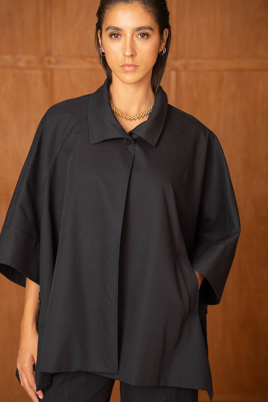 Schwarze Cape-Jacke mit Fledermausärmeln