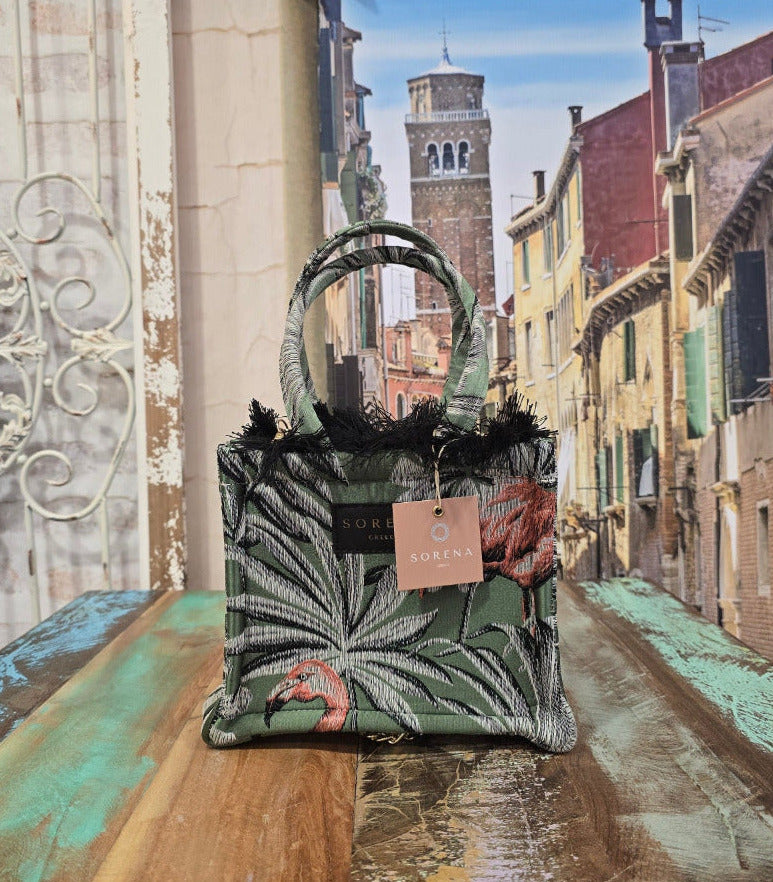Handgefertigte Sorena Mini Tote Bag mit Flamingo-Motiv und Kettengurt in kompakter Größe, tragbar über der Schulter oder crossbody